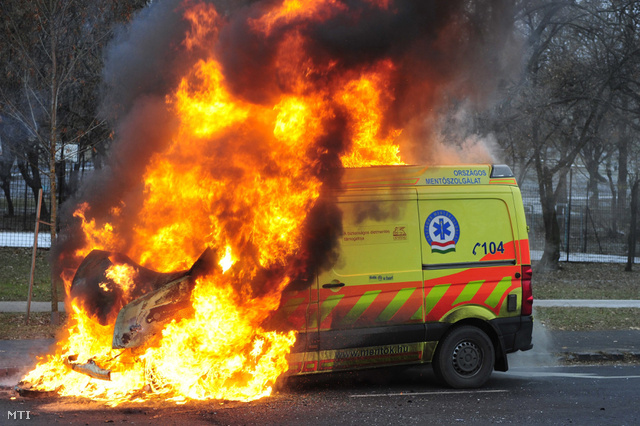 Képek: így lángolt egy mentőautó