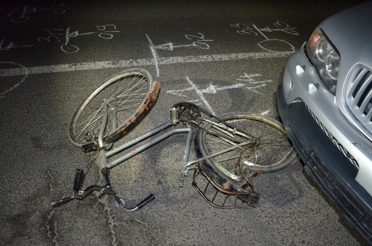 Sokkoló képek: elütötte a kivilágítatlan kerékpárost a terepjáró