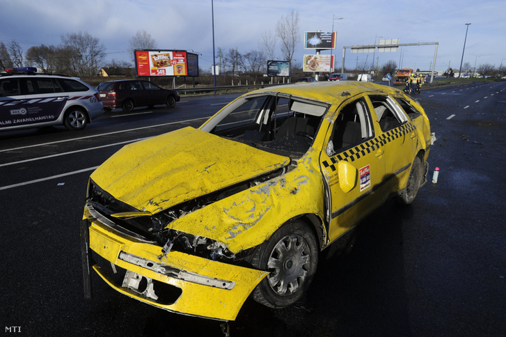 Nagyon összetört egy taxi Budapesten - fotó