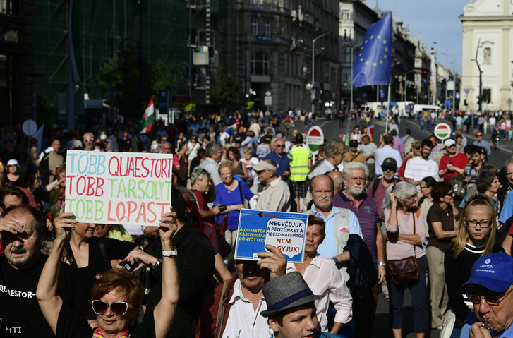 A kormány leváltásáért és a szabad sajtóért tüntettek Budapesten