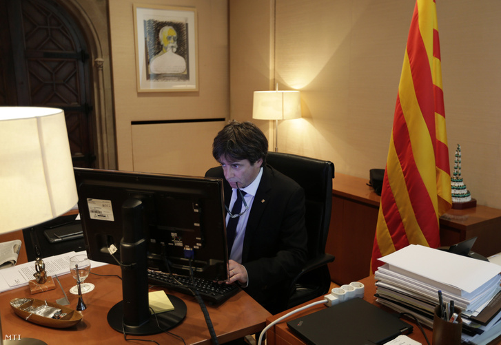 Harapós kedvében írja beszédét a katalán elnök - fotók