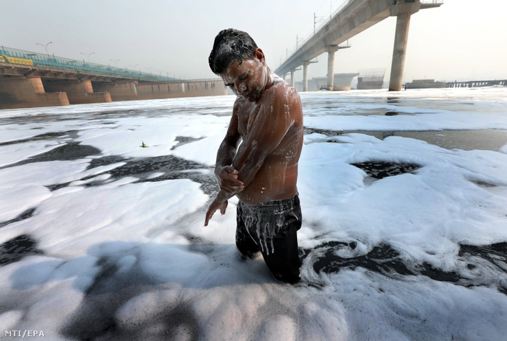 Borzalmas fotók a vegyszertől habzó folyóról