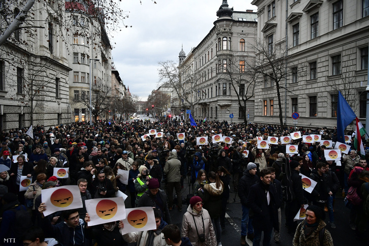 Tüntetés a Kossuth térnél - ezrek gyűltek össze