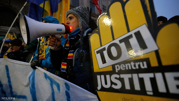Az igazságszolgáltatás politikai ellenőrzés alá vonása ellen tüntetnek Romániában