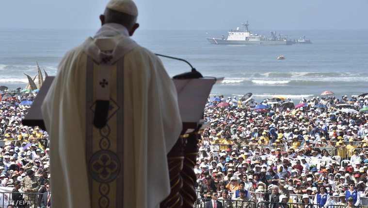 Tengerparti misén vigasztalta az áradások károsultjait Ferenc pápa