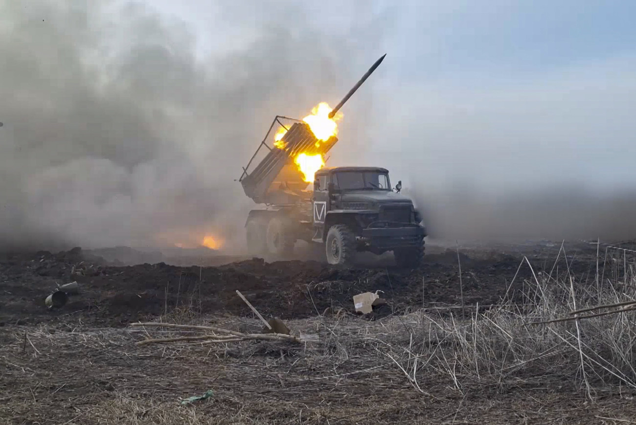 Donyecki terület, 2024. április 4.
Az orosz védelmi minisztérium 2024. április 4-én közreadott videofelvételéről készített képen orosz tüzérek Grad rakéta-sorozatvetővel lövik az ukrán állásokat a kelet-ukrajnai Donyecki terület Oroszországhoz csatolt részén.
MTI/EPA/Orosz védelmi minisztérium