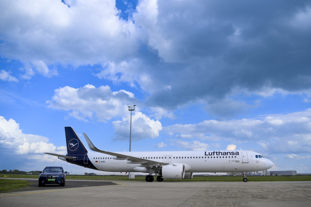 Debrecen, 2024. április 19.
A Lufthansa légitársaság 215 üléses Airbus A321neo típusú repülőgépe érkezik a Debrecen Nemzetközi Repülőtérre 2024. április 19-én. A debreceni autógyárát érintő társasági szerződést kötött a BMW Group a Lufthansa légitársasággal, amelynek értelmében nagyobb befogadóképességű repülőket közlekedtetnek Debrecen és München között hétfői és pénteki napokon.
MTI/Czeglédi Zsolt