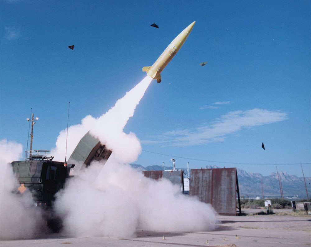 ATAMCS rakéta kilövése egy HIMARS sorozatvető járműről. Csak az indító konténert kell kicserélni és a fegyver máris harckész. Forrás: Lockheed-Martin