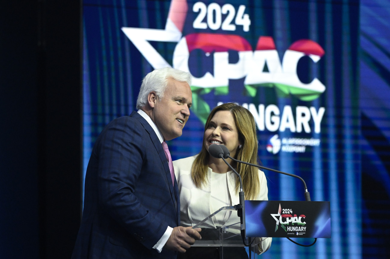 Budapest, 2024. április 25.
Matt Schlapp, az Amerikai Konzervatív Unió (ACU) elnöke és Mercy Schlapp, Donald Trump volt stratégiai kommunikációs igazgatója a kétnapos Konzervatív Politikai Akció Konferencia (CPAC Hungary) első napján a Millenárison 2024. április 25-én.
MTI/Koszticsák Szilárd