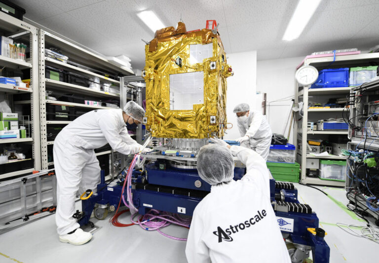 Az Adras-J takarító műhold építés közben. Forrás: Astroscale