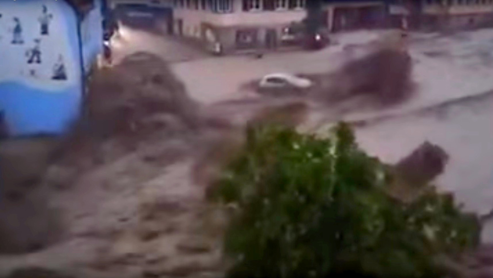 Mentőautót is elsodort az árvíz Németországban - VIDEÓ