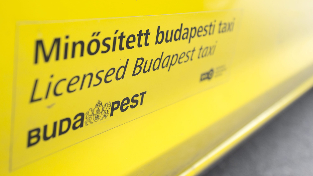 Mégsem száműzik a hagyományos taxikat Budapestről
