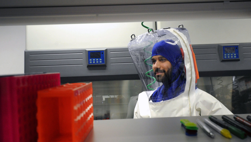 Mostantól az ebolát is kutathatják Pécsen - nézzen be a szuperlaborba!
