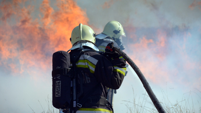 Drámai képek: így küzdöttek a tűzoltók a méteres lángokkal Budapesten - képgaléria