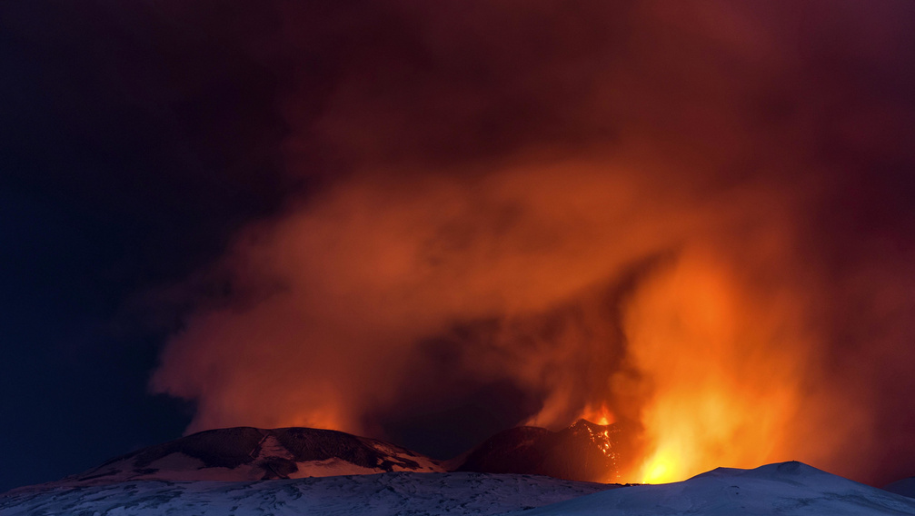 Turistacsoport közelében robbant az Etna - galéria és videó