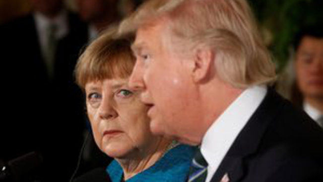 Kínos pillanatokat okozott Trump Merkelnek