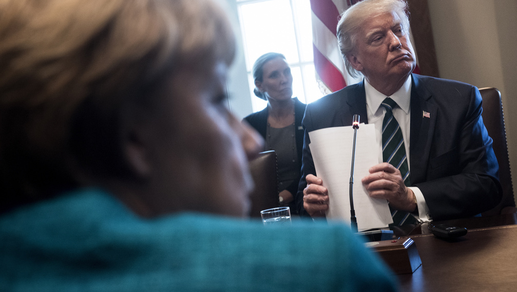 Trump szó szerint benyújtotta a számlát, de Merkel nem vett róla tudomást