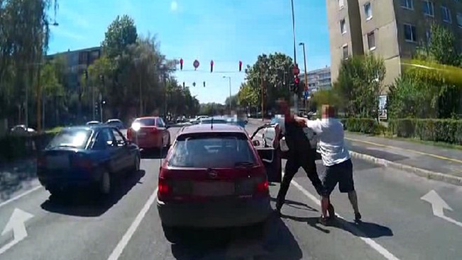 Hihetetlen videó: négy autós verekedett össze a piros lámpánál Győrben