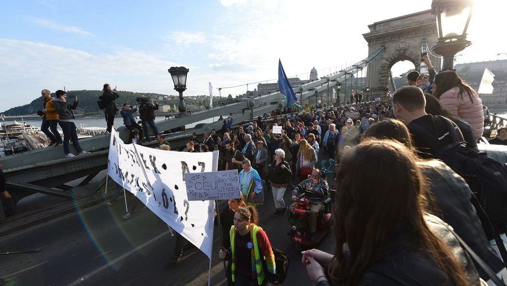Tüntetés a CEU ügyében - a Várkertbazártól a Parlamentig