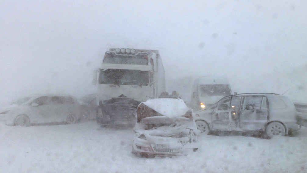 Sokkoló képek a tömegkarambolról - baleset a havazás miatt
