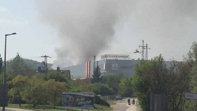 Hatalmas füsttel ég egy gyógyszergyári raktár Budaörsön