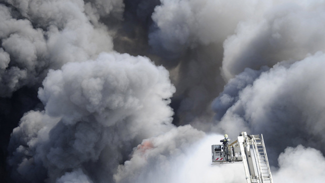 Budaörsi tűz: még mindig nem tudták eloltani - fotókkal