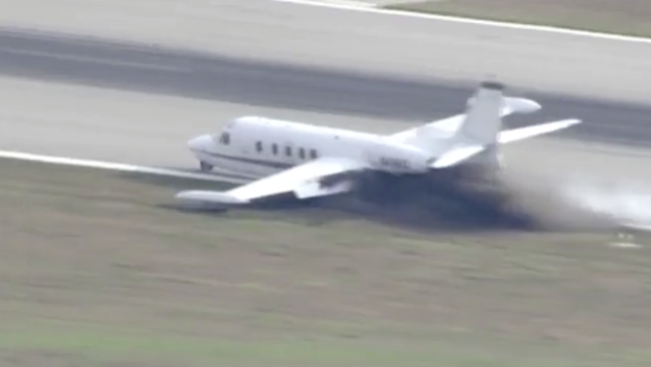 Kényszerleszállás Floridában, egyik kereke nélkül landolt egy gép