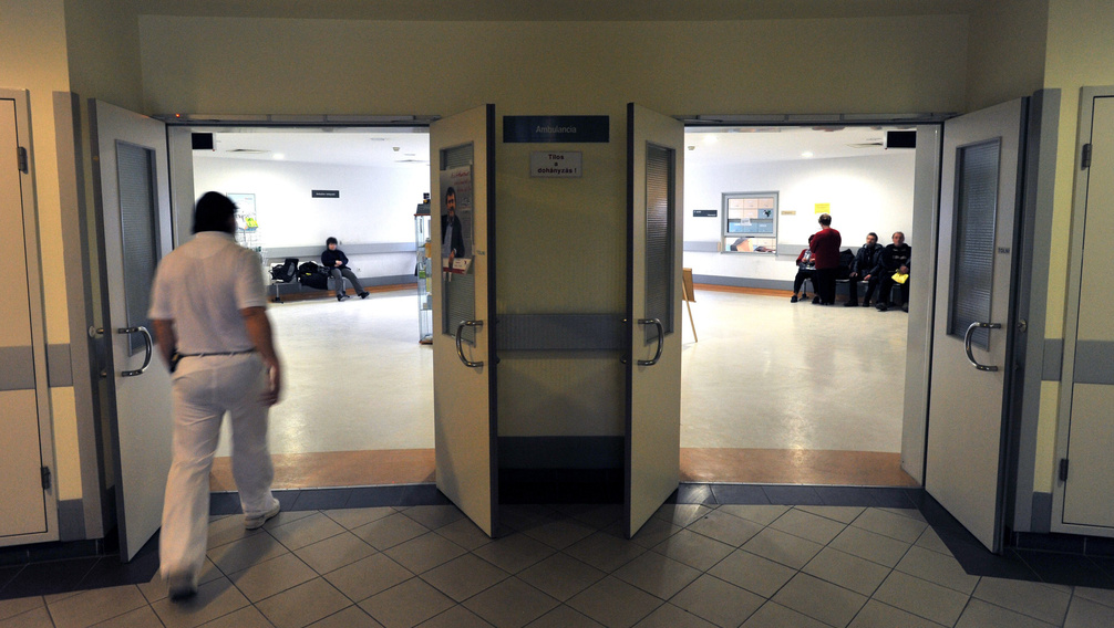 Betiltotta az államtitkár a betegektől megkövetelt kórházi eszközlistát