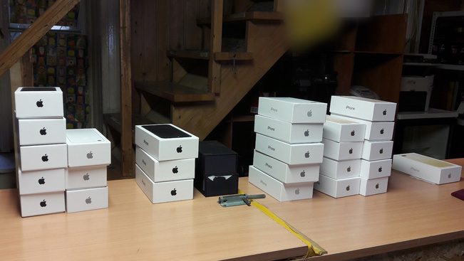 Hamis telefonokat találtak egy budapesti boltban