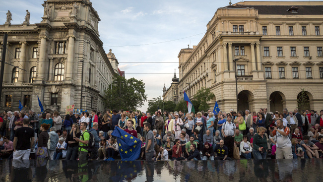 Több ezren gyűltek össze a Kossuth téri tüntetésre