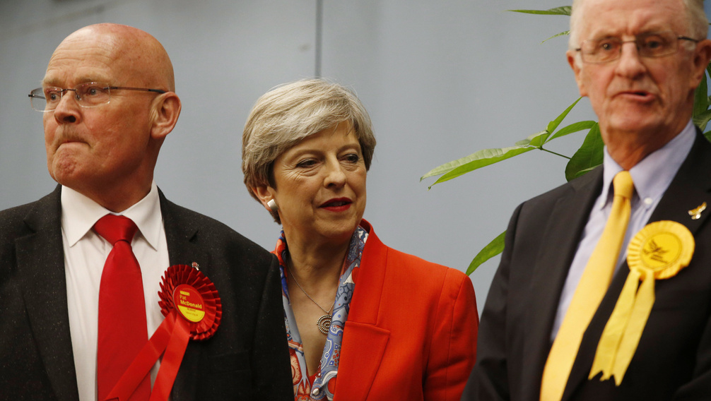 Megalakult az új brit kormány, Theresa May elutazik