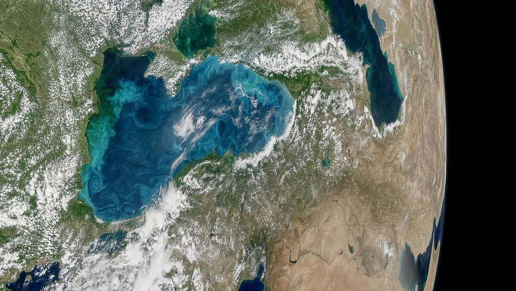 Zölddé változott a Boszporusz vize