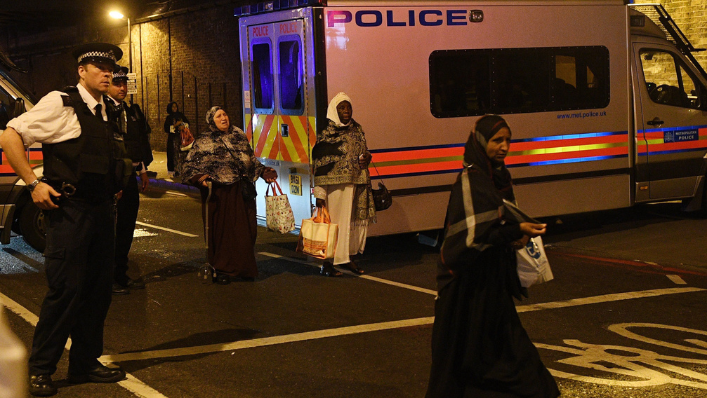 Furgon hajtott a tömegbe egy londoni mecsetnél: egy ember meghalt