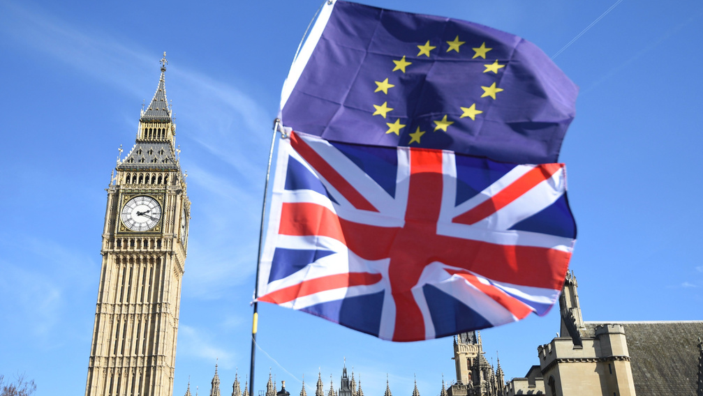 Brit meghajlással indultak a Brexit-tárgyalások
