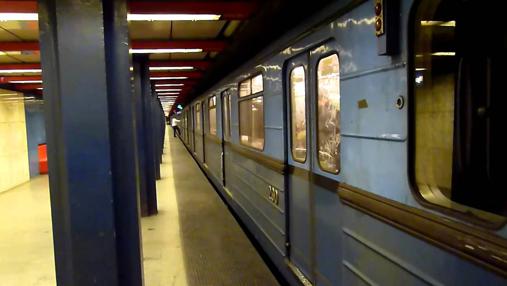 Pánik- és lincshangulat: beszorultak az utasok a 3-as metróba