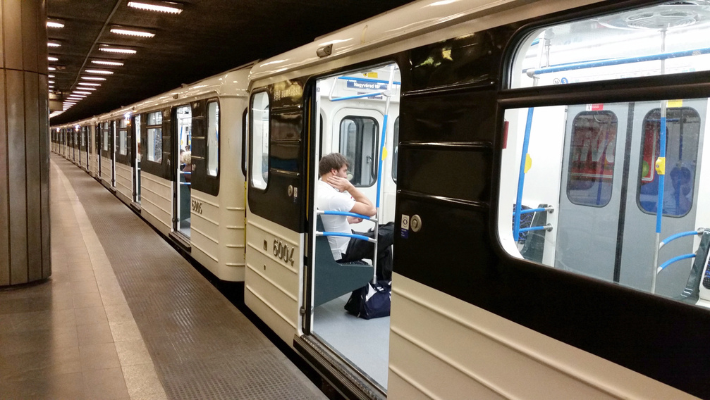 Bocsánatot kért a 3-as metró utasaitól a Metrowagonmash