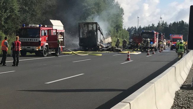 Kiégett egy busz Németországban, 17-en eltűntek