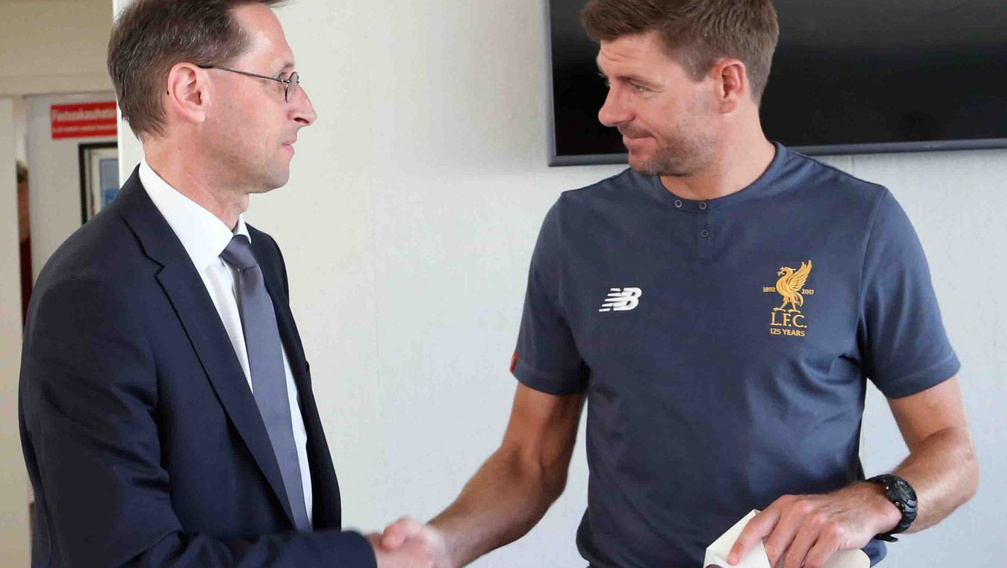 Kiszúrtak Steven Gerrardékkal Budapesten