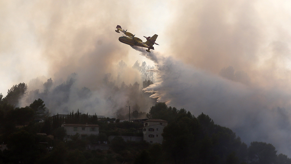 Drámai képek a tüzekről, tízezer embert kellett kimenekíteni