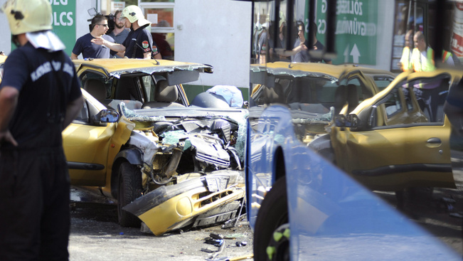Döbbenetes fotók: legyalulta az autó elejét a busz a halálos balesetben (18+)