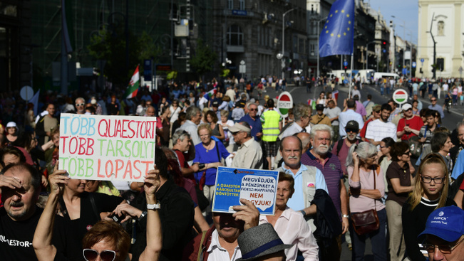 A kormány leváltásáért és a szabad sajtóért tüntettek Budapesten