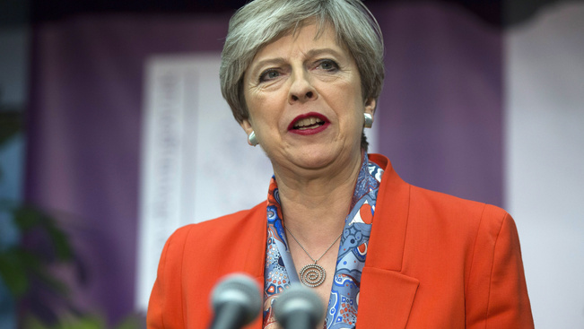 Fellángolt a vita: meddig maradhat Theresa May?