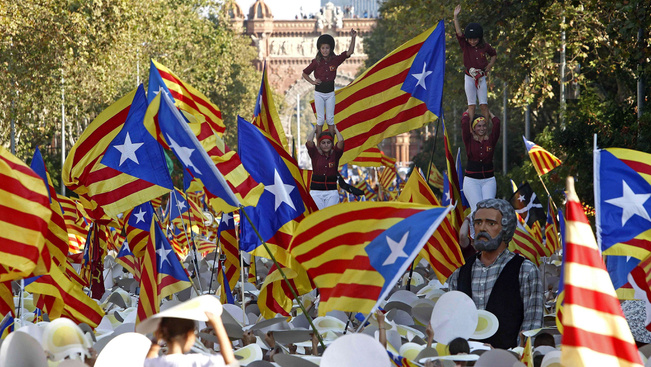 Belebukhat Katalónia vezetése a függetlenségi szavazásba