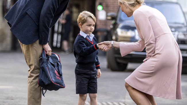 A brit trónörökös fiát így szoktatják be az iskolába - képgaléria