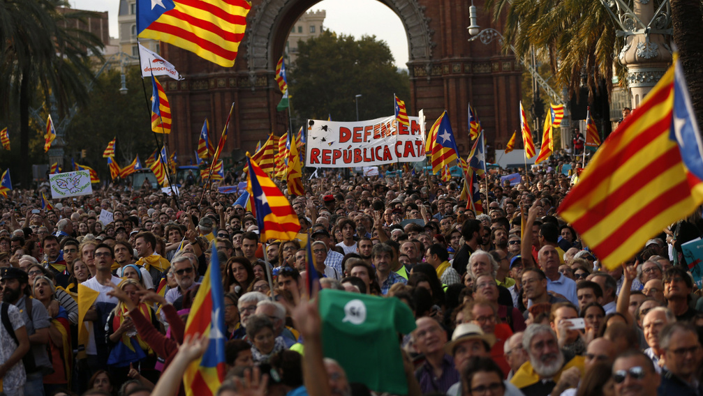 A katalán elnök a függetlenség kinyilvánításának felfüggesztését javasolja