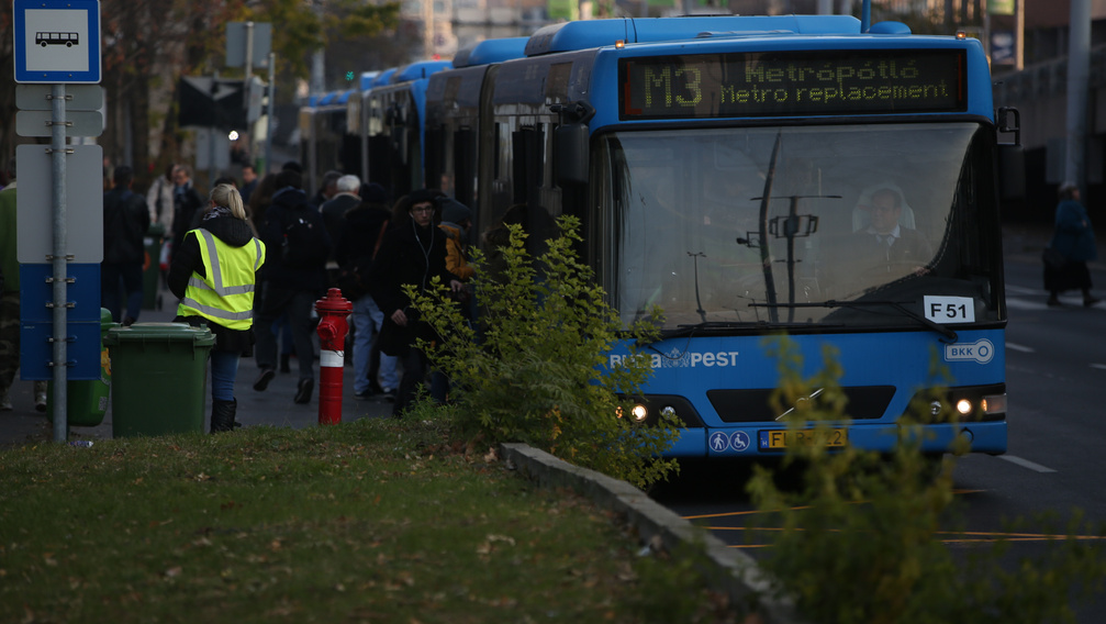 Durvul a helyzet a kieső metró miatt: már késésben a pótlóbuszok