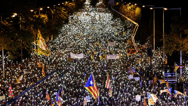 Tízezrek tüntettek Barcelonában a katalán vezetők szabadon engedéséért