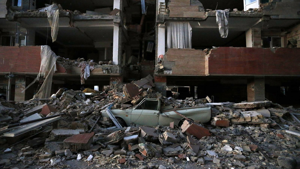 Több mint kétszázan haltak meg az Irán és Irak határát sújtó földrengésben