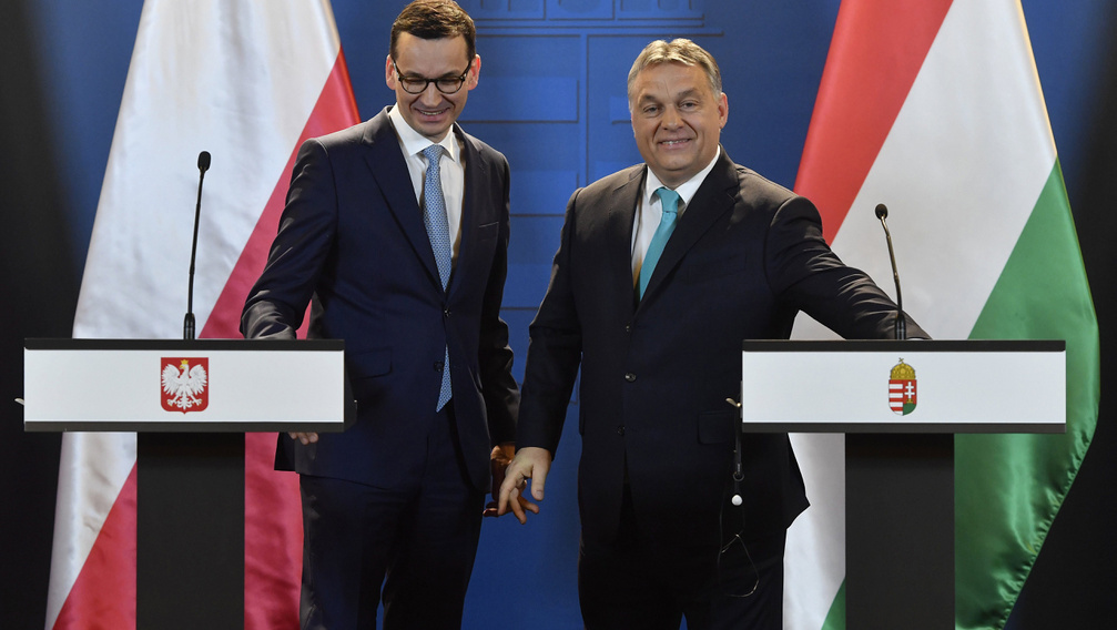 FT: Varsó és Budapest szövetsége példátlan kihívás az EU-nak