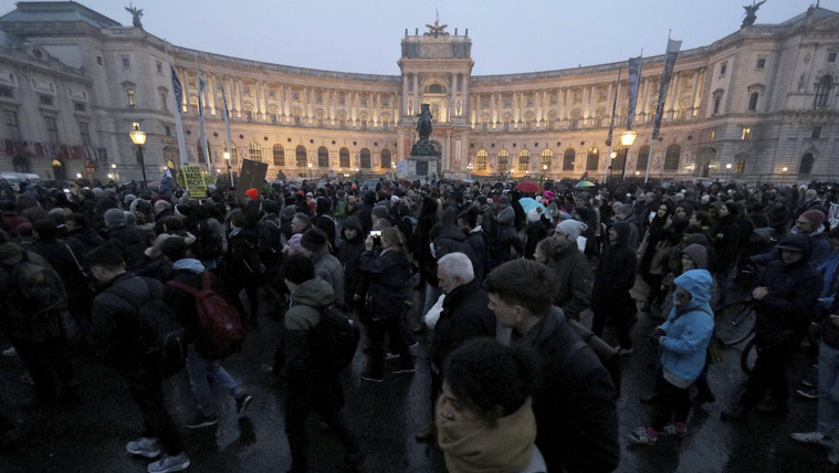 Több tízezren tiltakoztak Bécsben a Kurz-kormány ellen